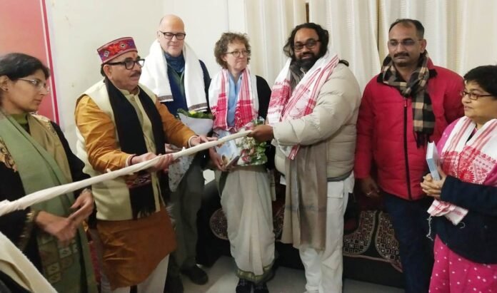 Young Writer: डा.महेंद्रनाथ पांडेय को नारी शक्ति राड भेंट करते डा. दीप नारायण सिंह।