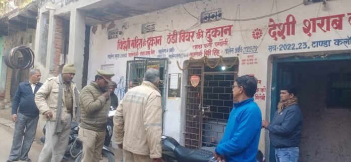 08 Young Writer: टांडाकला स्थित बीयर की दुकान पर चोरी की शिकायत के बाद जांच करते चौकी इंचार्ज दीपक पाल।