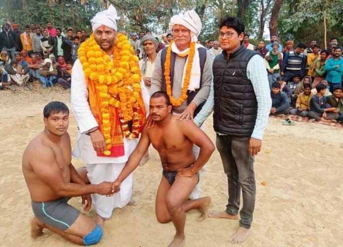 Young Writer: सीतापोखरी में कुश्ती-दंगल प्रतियोगिता का शुभारंभ करते मनोज सिंह डब्लू।