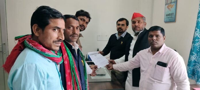 Young Writer: रामनगर आद्‍योगिक क्षेत्र में पराग डेयरी के अधिकारी को पत्रक देते चंद्रभानु यादव व अन्य।