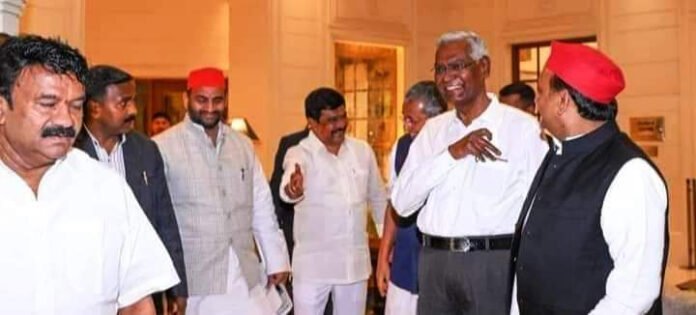 तेलंगाना में मुख्यमंत्री आवास पर पूर्व मुख्यमंत्री अखिलेश यादव संग मौजूद राष्ट्रीय सचिव मनोज सिंह डब्लू।