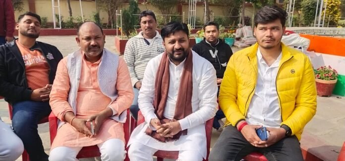 चंदौली स्थित लान में समरसता खिचड़ी भोज कार्यक्रम की जानकारी देते कौशलेंद्र सिंह।