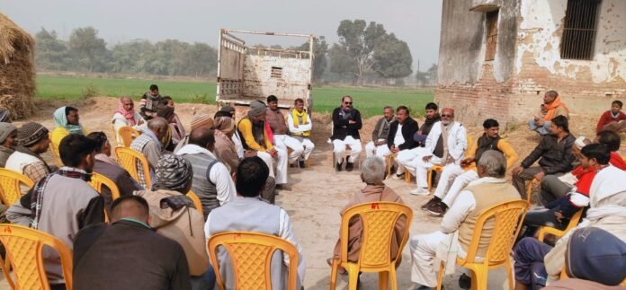 दिघवट में आयोजित किसान पंचायत को संबोधित करते सकलडीहा विधायक प्रभुनारायण सिंह यादव।