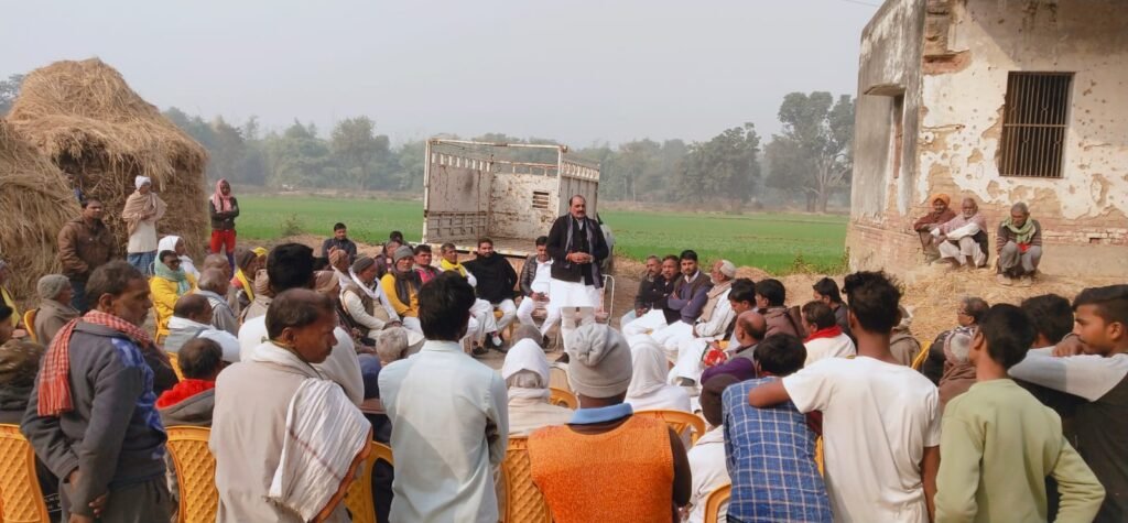 दिघवट में आयोजित किसान पंचायत को संबोधित करते सकलडीहा विधायक प्रभुनारायण सिंह यादव।