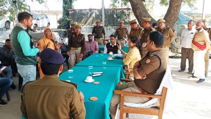Young Writer: सैयदराजा थाने में फरियाद सुनती डीएम व एसपी।