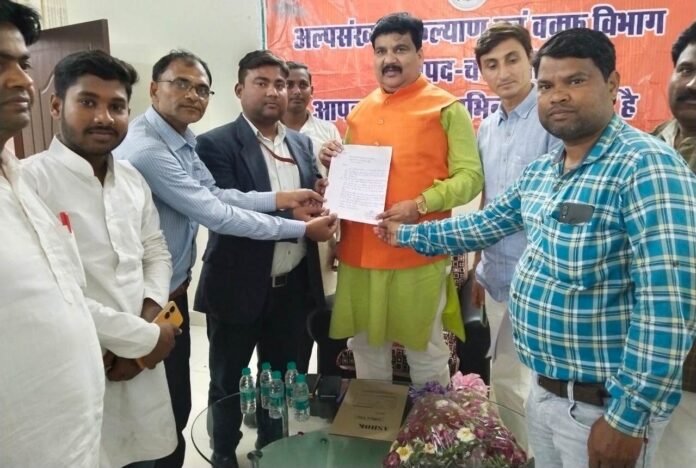 अल्पसंख्यक आयोग के सदस्य हैदर अब्बास को ज्ञापन सौंपते लोग।