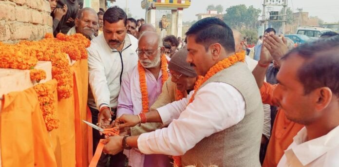 Young Writer: वरिष्ठ ग्रामीणों से सड़कों का शिलान्यास कराते विधायक रमेश जायसवाल।