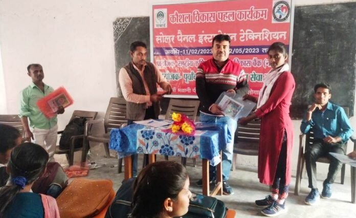 Young Writer: मां भवानी पीजी कालेज में प्रशिक्षणार्थियों को किट प्रदान करते अफसर।