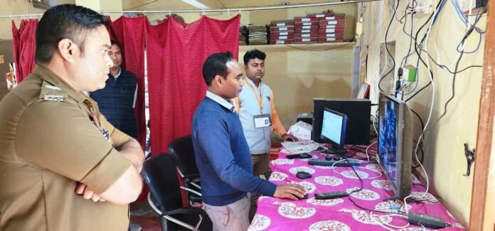 परीक्षा केंद्र पर सीसीटीवी की जांच करते चकिया एसडीएम।