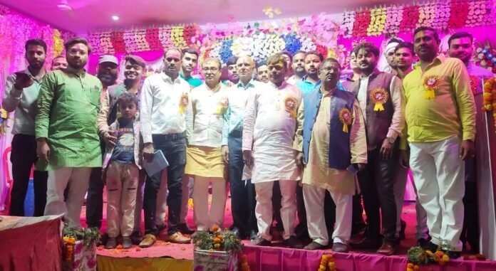 चंदौली में आयोजित होली मिलन समारोह में उपस्थित अग्रहरी समाज के लोग।
