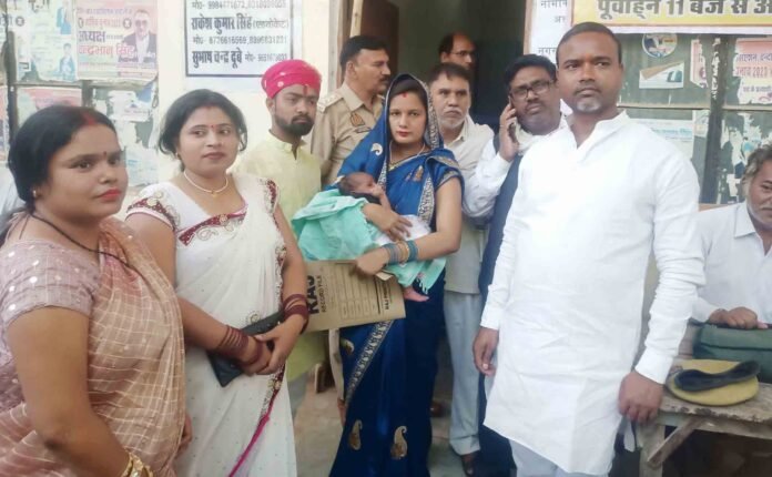 16 दिन की बच्ची के साथ नामांकन करने पहुंची उम्मीदवार रूबी।