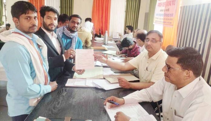 चंदौली नामांकन स्थल से नामांकन पत्र लेते भावी प्रत्याशी।