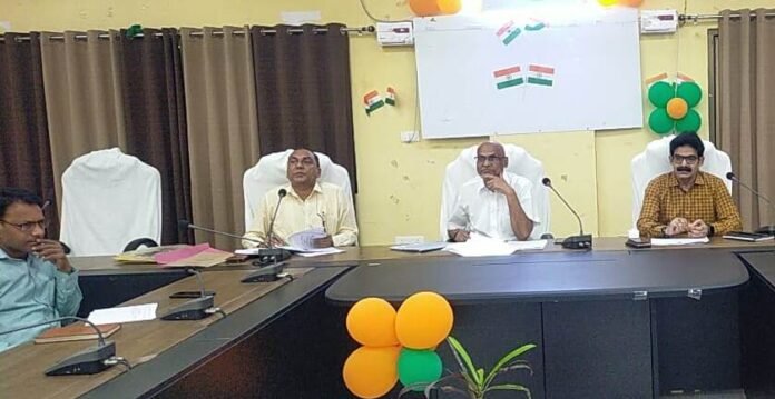 चंदौली कलेक्ट्रेट में अफसरों संग बैठ करते नोडल अधिकारी।