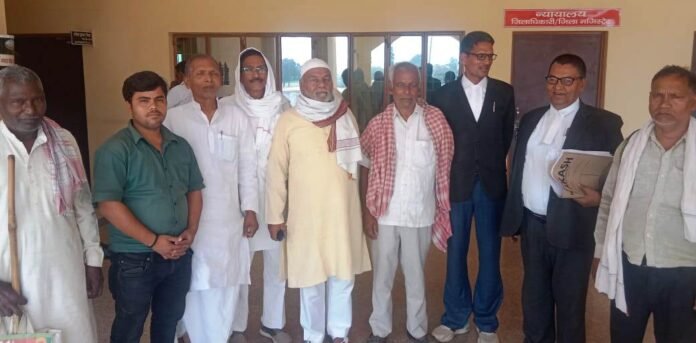 चंदौली कलेक्ट्रेट में एडीएम से मुलाकात कर लौटती किसान न्याय मोर्चा की टीम।