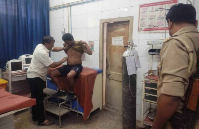 सड़क हादसे में घायल युवक का उपचार करते स्वास्थ्य कर्मी।