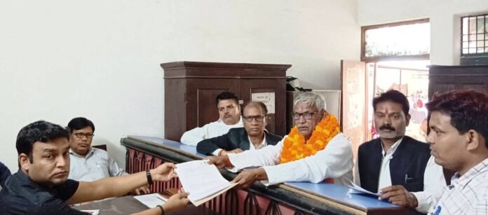 फोटो- 01 निर्वाचन अधिकारी के समक्ष नामांकन पत्र दाखिल करते सुदर्शन सिंह।