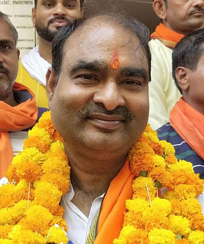  चंदौली में नामांकन करके लौटते भाजपा के सभासद प्रत्याशी अशोक जायसवाल।