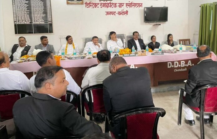 डिस्ट्रिक्ट डेमोक्रेटिक बार सभागार में आयोजित विदाई समारोह में उपस्थित न्यायिक अधिकारी व अधिवक्ता।
