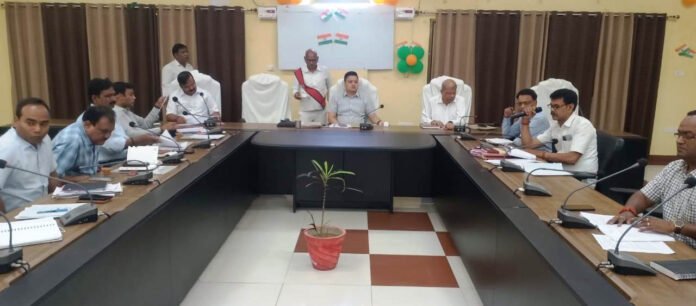 चंदौली कलेक्ट्रेट में आयोजित प्रशिक्षण कार्यक्रम अफसरों को निर्देशित करते डीएम
