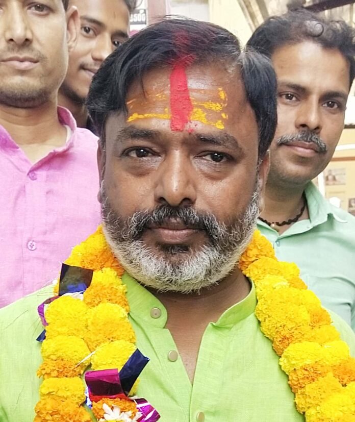 चंदौली नामांकन करते लौटते चेयरमैन पद के उम्मीदवार विवेक गुप्ता उर्फ पिंकू।