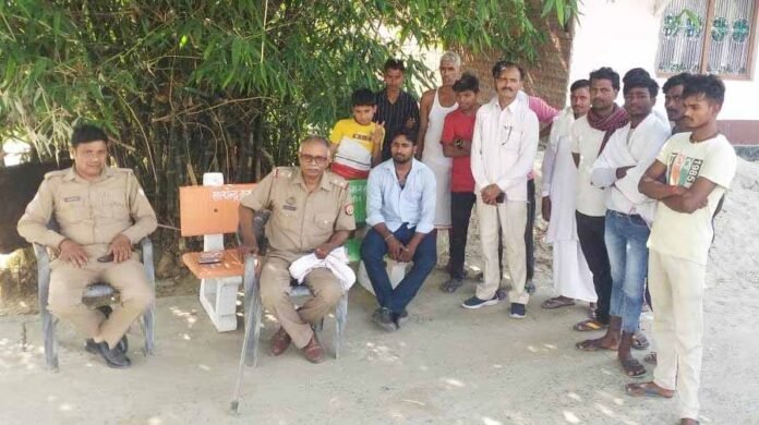 लूट की घटना के बाद महुआरीखास गांव में घटना स्थल पर जुटी भीड़।