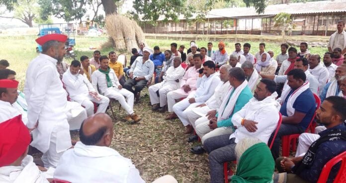 मिर्जापुर गांव में आयोजित बैठक में उपस्थित समाजवादी पार्टी के लोग।