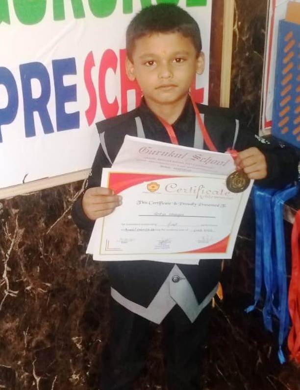 Young Writer: चंदौली स्थित गुरुकुल स्कूल में रिजल्ट प्राप्त करते बच्चे।