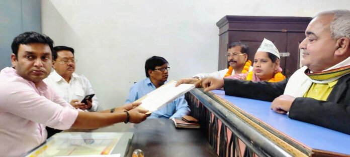 चंदौली में नामांकन करती आम आदमी पार्टी की प्रत्याशी रत्ना सिंह।
