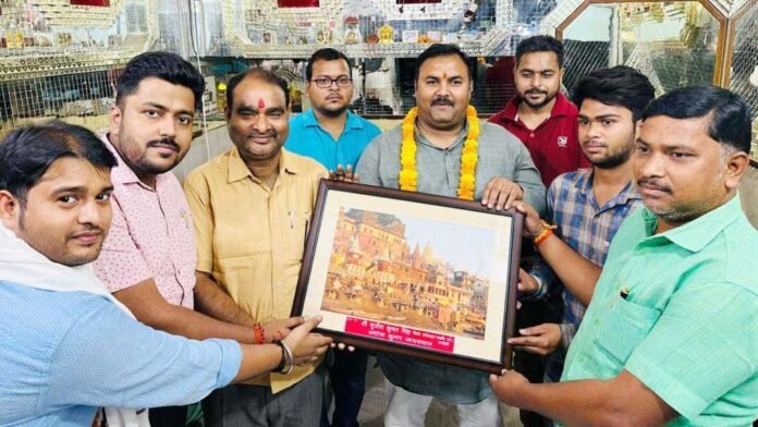 गांधीनगर वार्ड में नमामि गंगे के जिला संयोजक का सम्मान करते भाजपाई।
