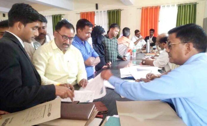 सदर तहसील से नामांकन फार्म प्राप्त करते उम्मीदवार।