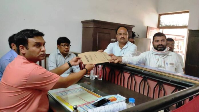 निर्वाचन अधिकारी के समक्ष नामांकन करते सुनील यादव गुड्डू।
