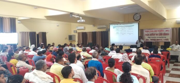 कलेक्ट्रेट सभागार में मतदान संबंधित प्रशिक्षण प्राप्त करते कर्मचारी।
