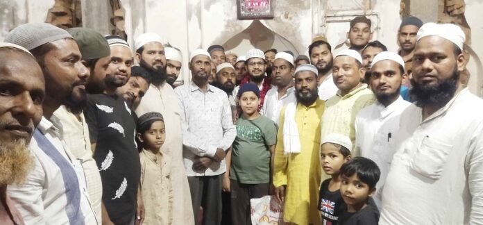 चंदौली जामा मस्जिद में कुरआन तरावीह मुकम्मल होने के बाद जमा मुस्लिम बंधु।