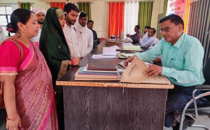 चंदौली तहसील स्थित नामांकन स्थल पर नामांकन करती प्रियंका सोनी।