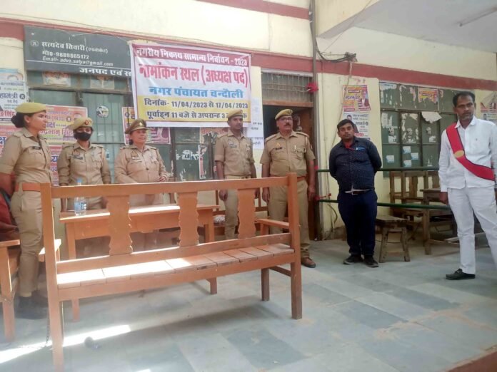 Young Writer: नामांकन स्थल पर सुरक्षा में तैनात पुलिस कर्मी।