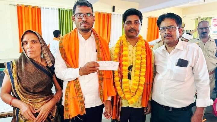 चंदौली नामांकन स्थल पर नामांकन के लिए जुटे भाजपा के सभासद उम्मीदवार।