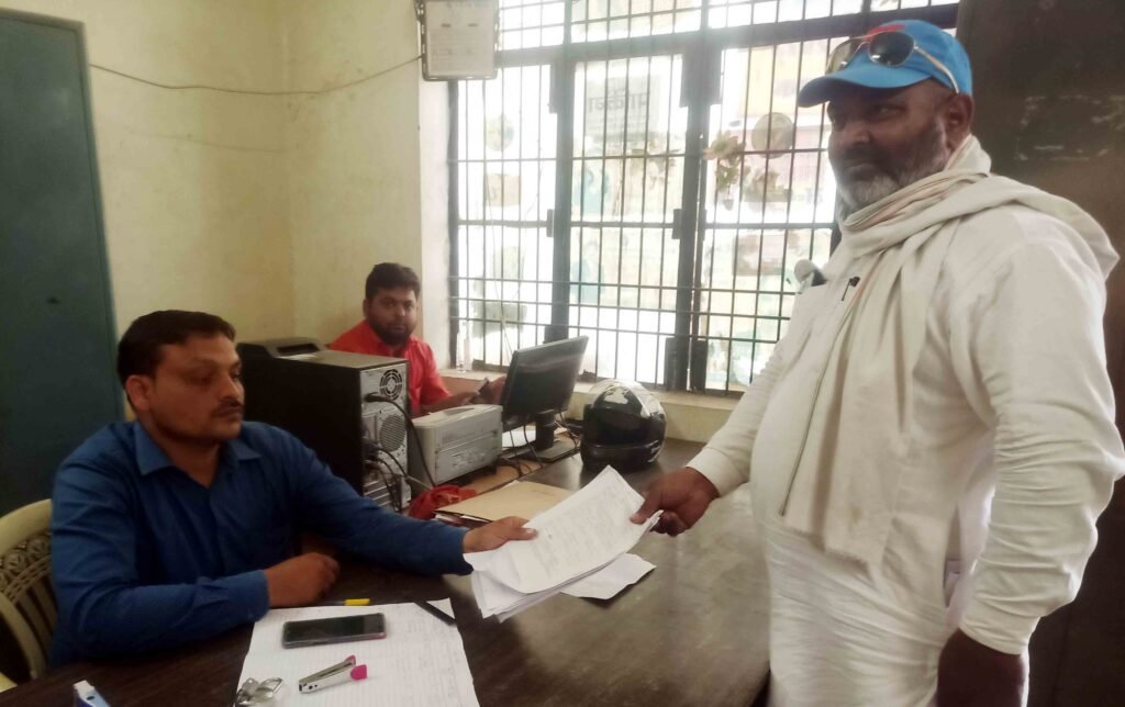 चंदौली तहसील स्थित नामांकन स्थल से पर्चा लेता उम्मीदवार।