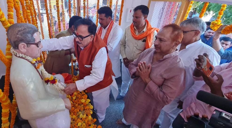 पलियां स्थित विद्यालय में मूर्ति अनावरण करते केंद्रीय मंत्री डा.महेंद्र नाथ पाण्डेय।