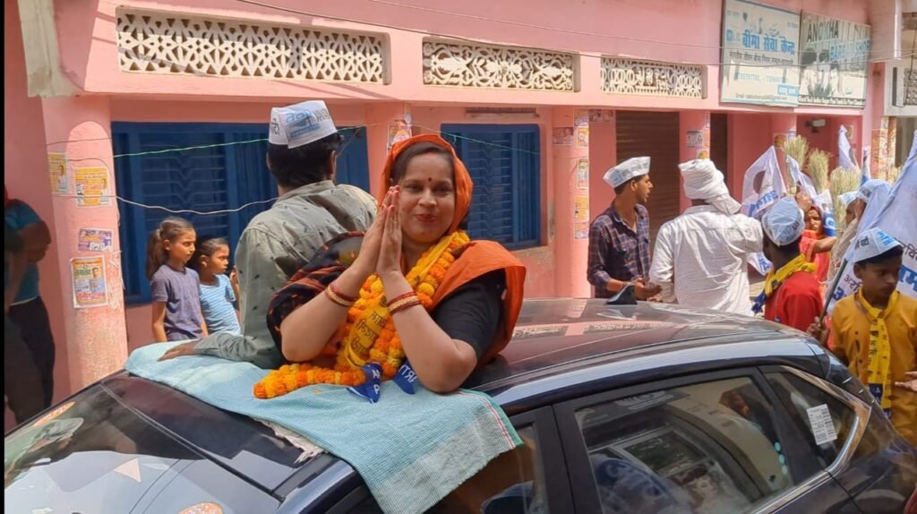 चंदौली में रोड शो के दौरान अभिवादन करती आम आदमी प्रत्याशी रत्ना सिंह।