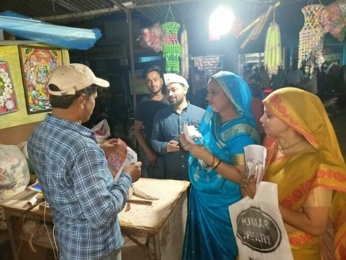 चंदौली नगर क्षेत्र में मतदाताओं के बीच अपने वादों व इरादों को रखती आम आदमी पार्टी की प्रत्याशी रत्ना सिंह।