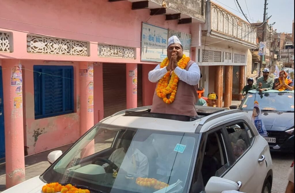 चंदौली में रत्ना सिंह के समर्थन में प्रचार करते दिल्ली सरकार के मंत्री इमरान हुसैन।