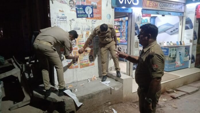 Young Writer: चुनाव की अधिसूचना लगने के बाद चंदौली नगर से प्रचार सामग्री हटाती पुलिस।