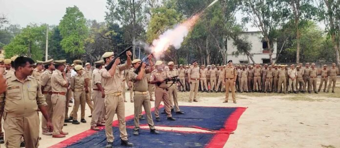 चंदौली पालीटेक्निक ग्राउंड पर बलवा व दंगा से निपटने का पूर्वाभ्यास करती पुलिस।