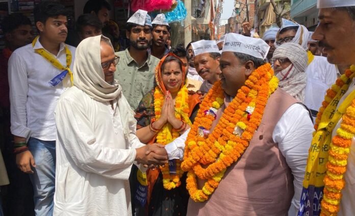 चंदौली में रत्ना सिंह के समर्थन में प्रचार करते दिल्ली सरकार के मंत्री इमरान हुसैन।