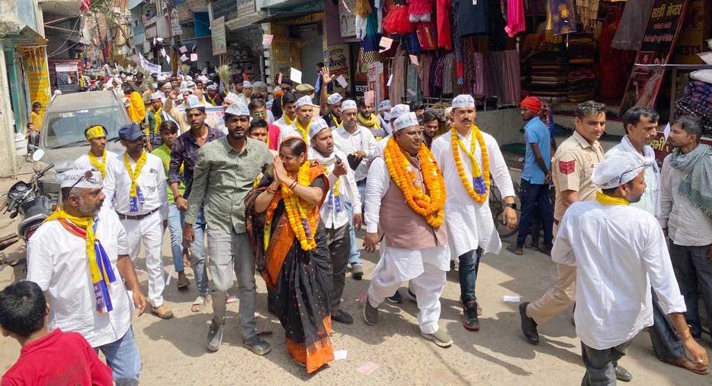चंदौली में रत्ना सिंह के समर्थन में प्रचार करते दिल्ली सरकार के मंत्री इमरान हुसैन।
