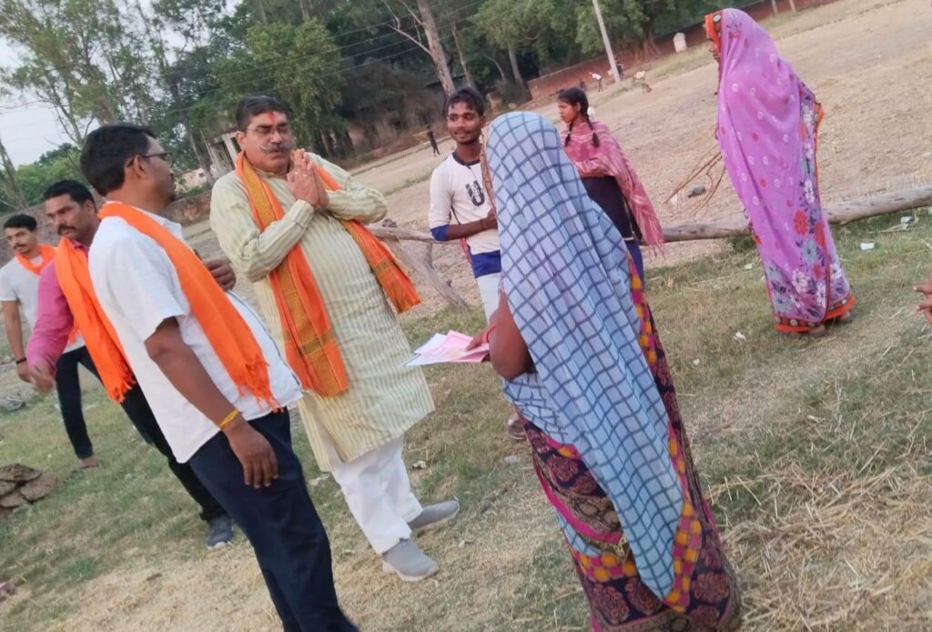 चंदौली नगर क्षेत्र में अपने चुनाव प्रचार को गति देते ओमप्रकाश सिंह।