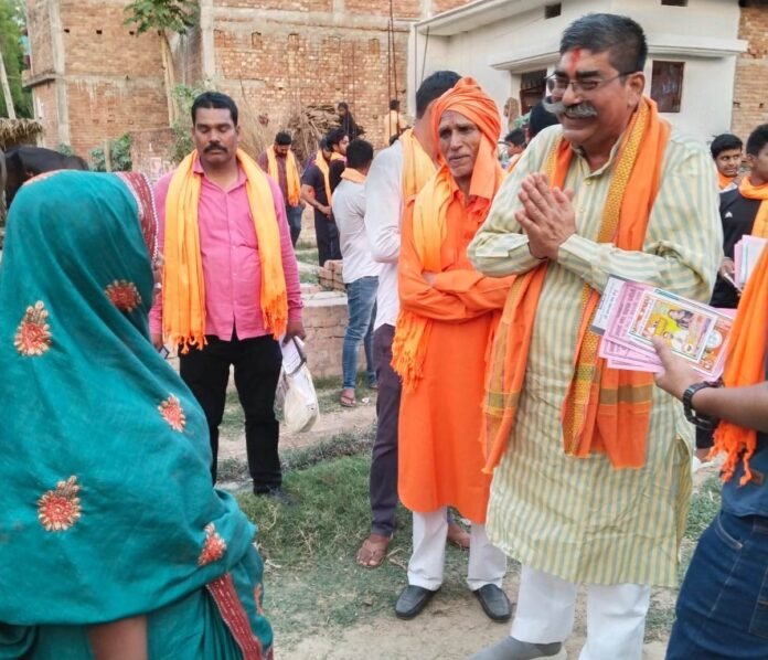 चंदौली नगर क्षेत्र में अपने चुनाव प्रचार को गति देते ओमप्रकाश सिंह।