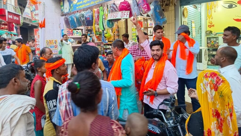 चंदौली नगर में अपने चुनाव प्रचार को गति देते भाजपा प्रत्याशी ओमप्रकाश सिंह।