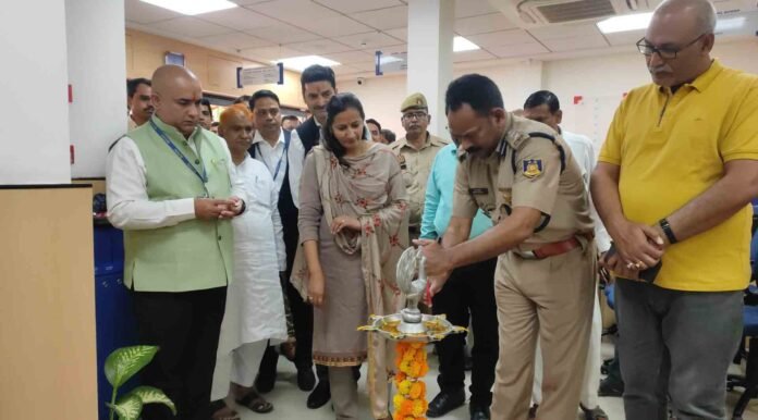 चकिया में एचडीएफसी बैंक का उद्घाटन करते सीआरपीएफ कमांडेंट।