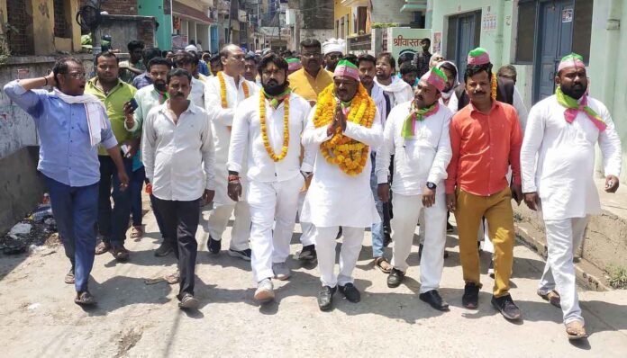जुलूस निकालते भामासाह भारतीय जन पार्टी के समर्थित प्रत्याशी विवेक गुप्ता पिंकू।